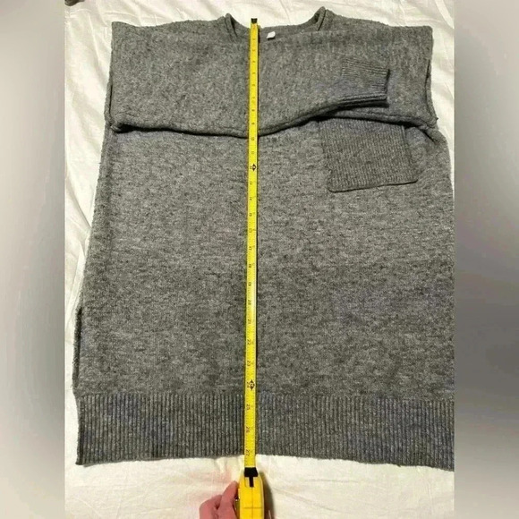 Grey women’s sz M boxy sweater, warm, cozy, see pics - Picture 6 of 8